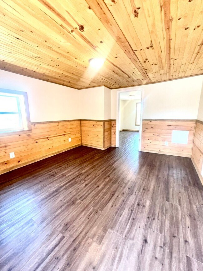 Building Photo - 519 E 7th St