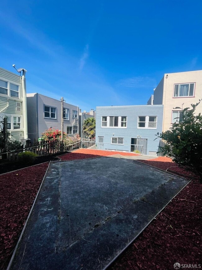 Building Photo - 1139 Judah St