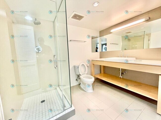 Building Photo - 1 Bedroom 2 Bathroom with Bonus room area!...