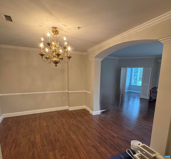Building Photo - 500 Crestwood Dr