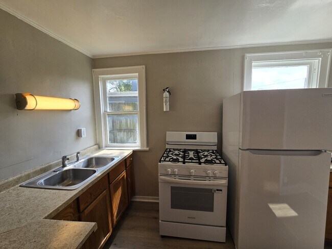 Building Photo - 740 W 11th St