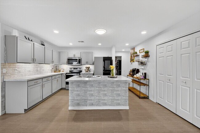 Building Photo - 644 SW Hoffenberg Ave