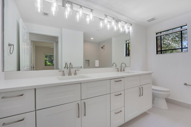 Building Photo - 3023 Alcazar Pl