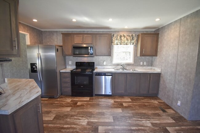 Building Photo - Two Bedroom Updated Mobile Home with Fenced Yard!
