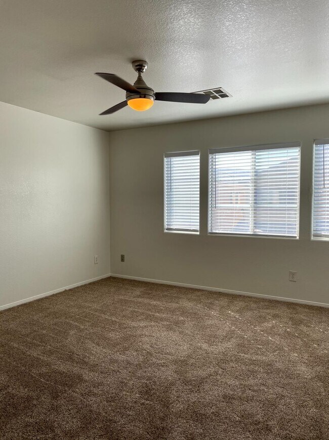 Building Photo - DARLING 3 BEDROOM, 2.5 BATH LOCATED IN GAT...