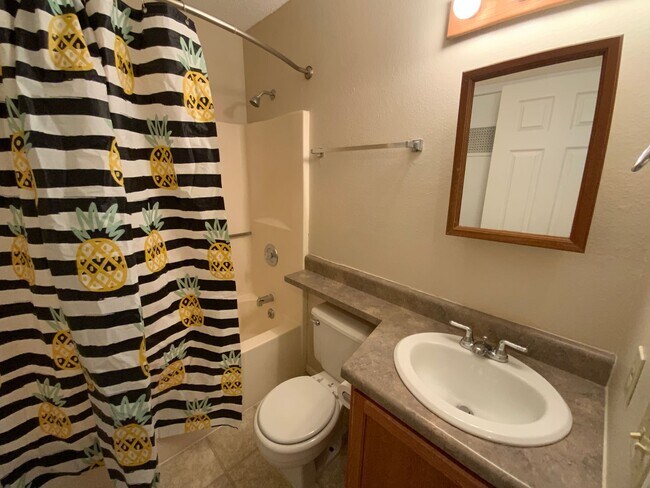 Building Photo - 3 Bedroom 2 Bathroom Duplex