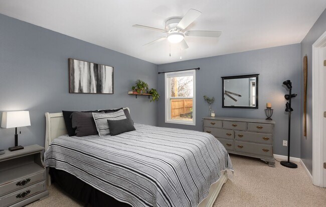 Building Photo - 3bd/2ba home available in November