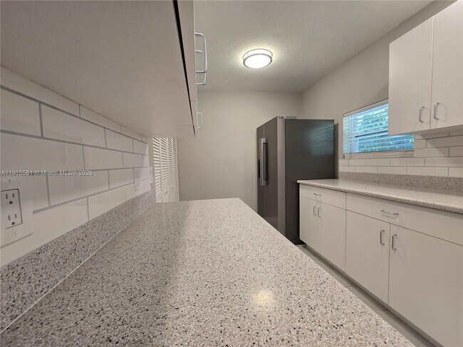 Building Photo - 3201 SE Hibiscus St