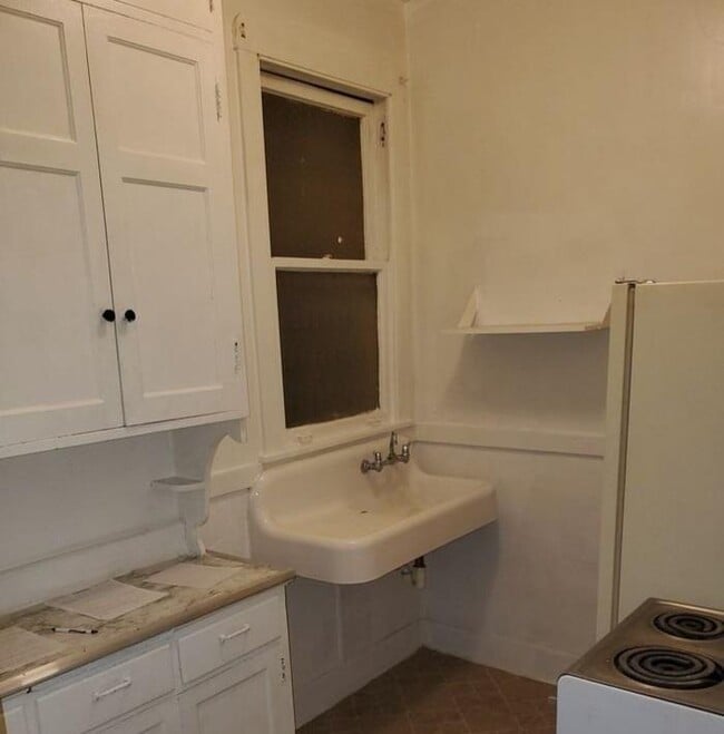 Building Photo - 11 1/2 N Van Buren Ave, 204