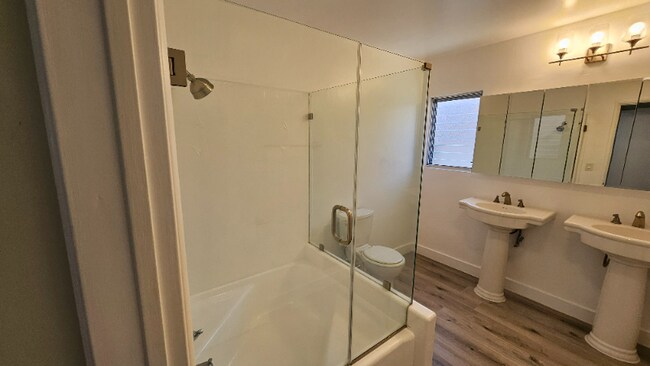 Building Photo - 2130 Beachwood Dr