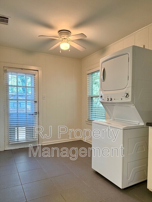 Building Photo - 2888 Midland Ave