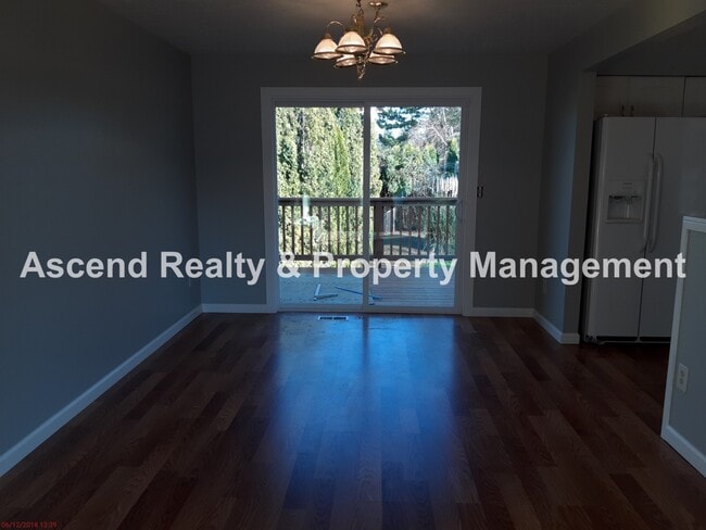Building Photo - 4 Bed on Cul de Sac, Fenced Yard, Quick Access to Schools, Outlet Mall, Troutdale Station Food Ca...