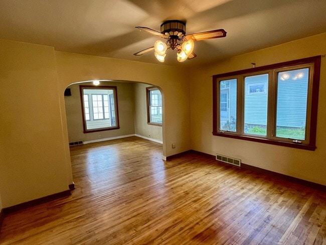 Building Photo - 3 Bed 1 Bath Single Family Home in Rhinela...