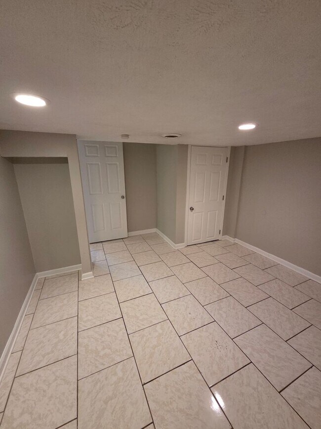 Building Photo - Millard 4 bed 2.5 bath, 2 car garage, fenced backyard, spacious house