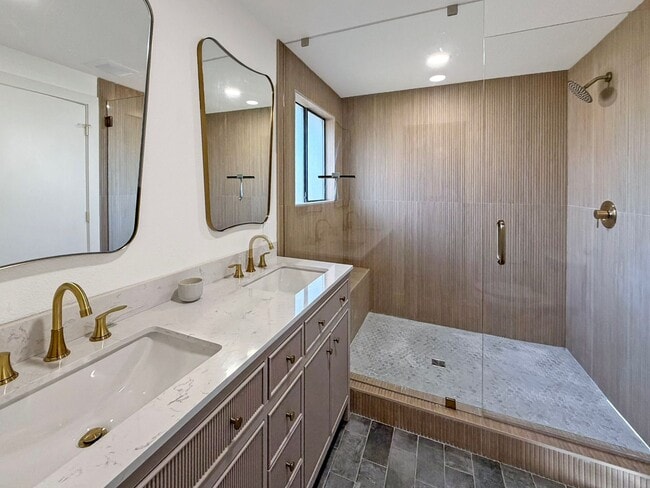 Building Photo - Renovated 4BR/2BA Boise Home – Modern Kitchen, Vaulted Ceilings & Fenced Backyard, Minutes to BSU...