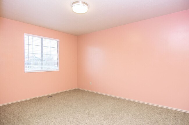 Building Photo - Really Nice 4 bedroom 3 Bath Home on Spacious Lot!