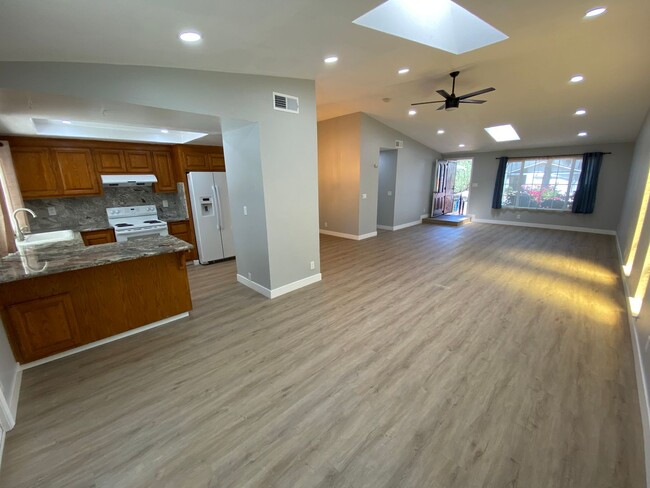 Building Photo - 4 Bed 2 Bath Single Family Home In Antioch...