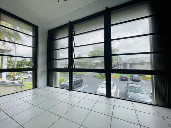 Building Photo - 925 NE 199th St