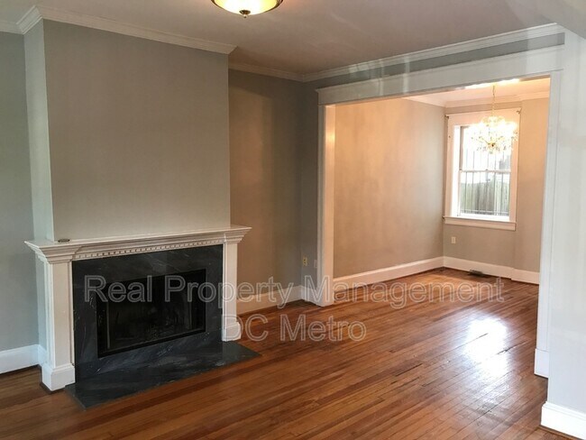 Building Photo - 309 9th St NE