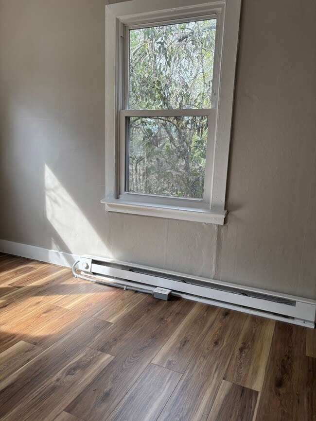 Building Photo - One Bedroom Duplex in Red Bank TN; Water &...
