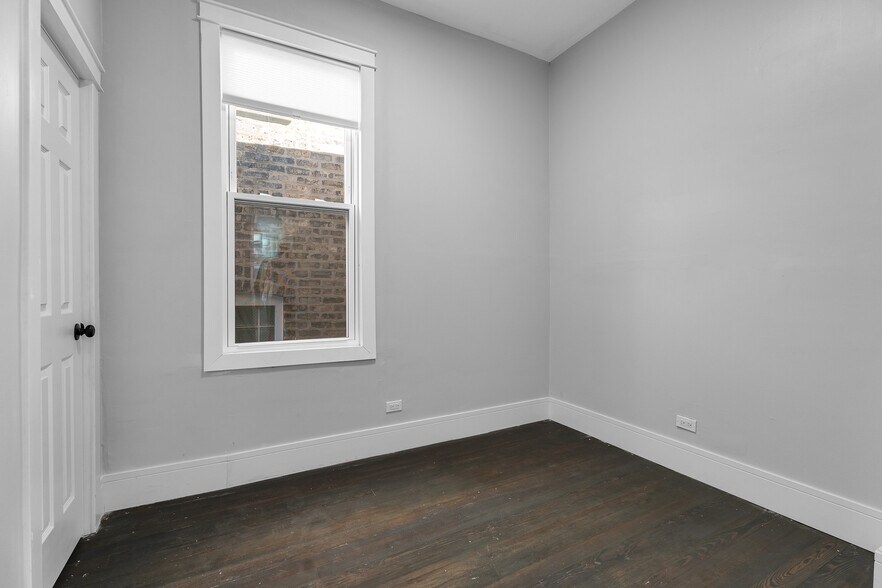 Building Photo - 1406 N Kildare Ave