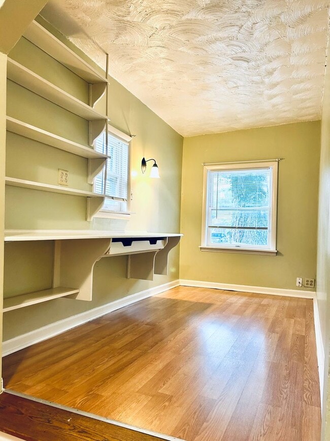Building Photo - Cute Single Family Home, Great Location