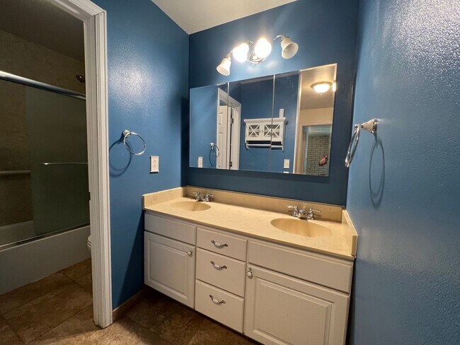 Building Photo - 3 Bedroom Condo in Cinnimon Courtyards