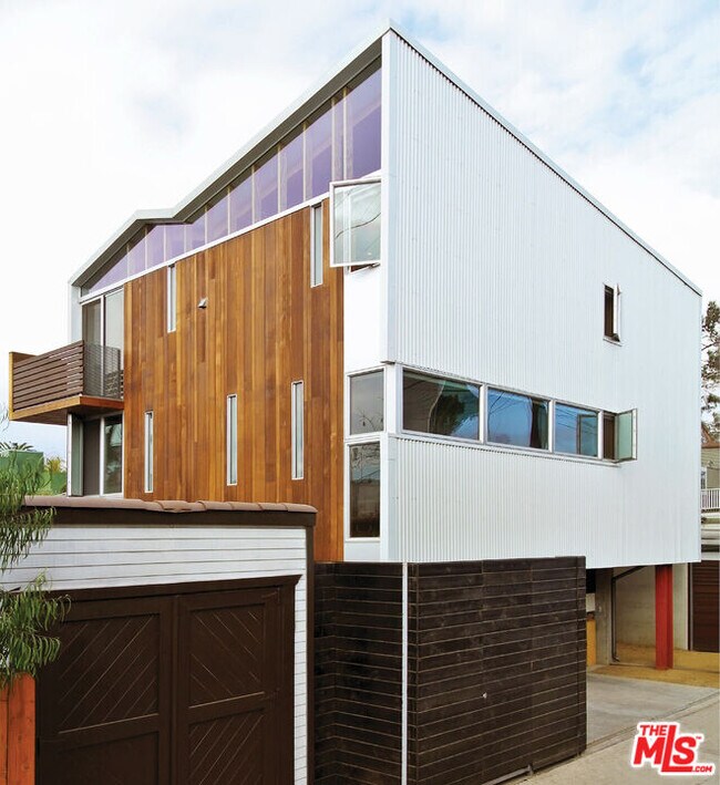 Building Photo - 724 Superba Ave