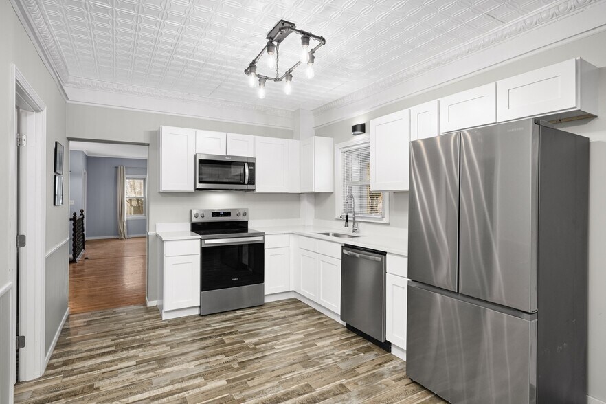 Building Photo - 810 4th St S