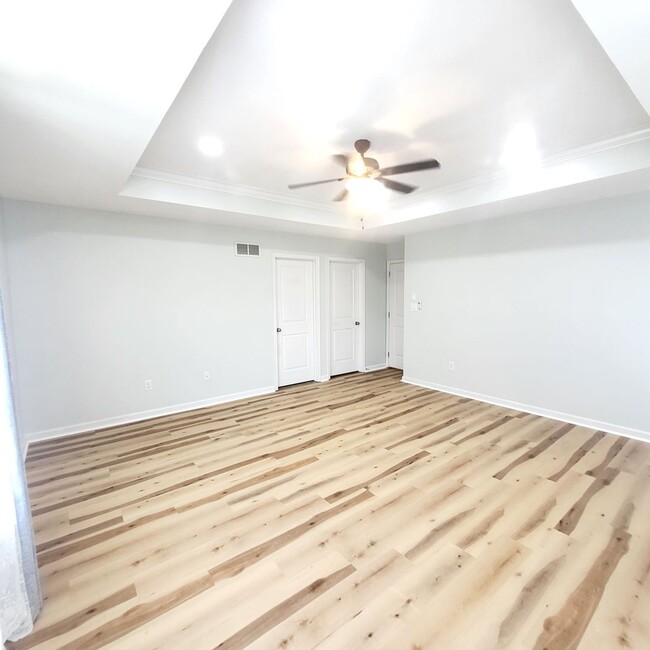 Building Photo - End unit townhome in Newark - 4 bedrooms, ...