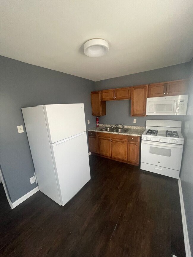 Building Photo - Brick Home with 2 Bathrooms