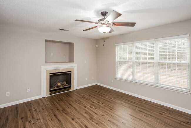 Building Photo - 2112 Highland Park Dr