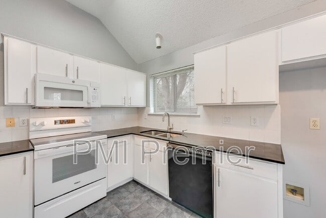 Building Photo - 1220 Royal Crescent Dr