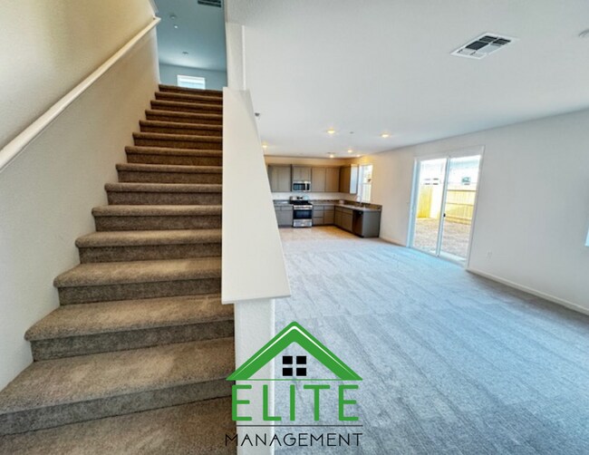 Building Photo - Beautiful 4 Bedroom, 3 Full Bath Two Story One year Old Home
