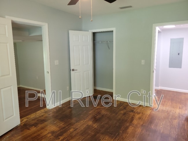 Building Photo - 1356 River Hills Cir E