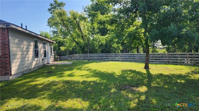 Building Photo - 223 Avrshire Ln