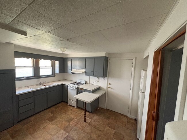 Building Photo - Single Family Home