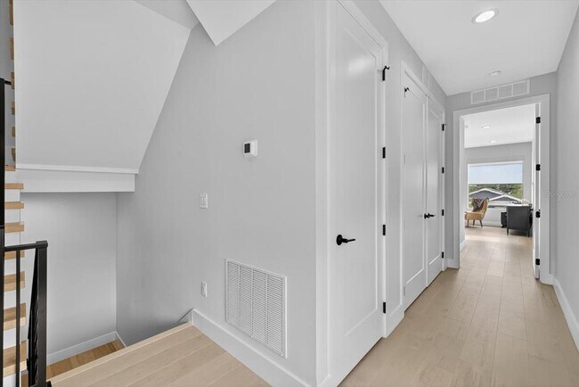 Building Photo - 423 W Amelia Ave