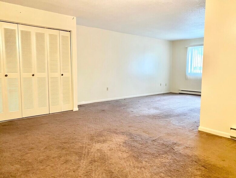 Living room - 2108 Phillips Rd