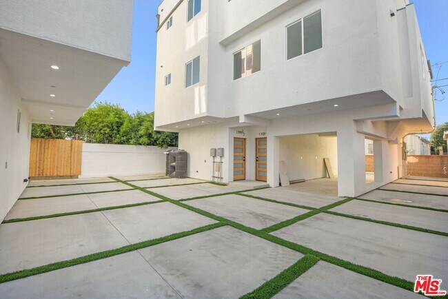 Building Photo - 1707 Burnside Ave