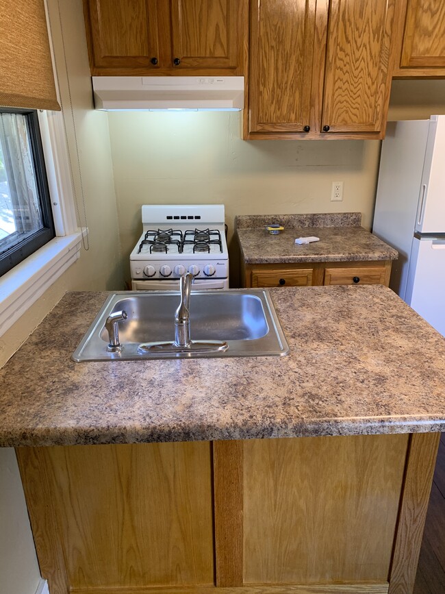 Eat in kitchen - 326 N Johnson St