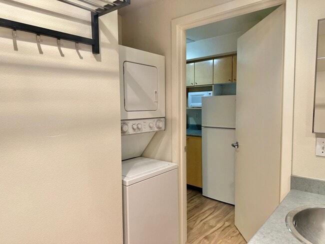 Building Photo - Beautiful condo w/garage space in desirable Belltown! Available 6/10/2026!
