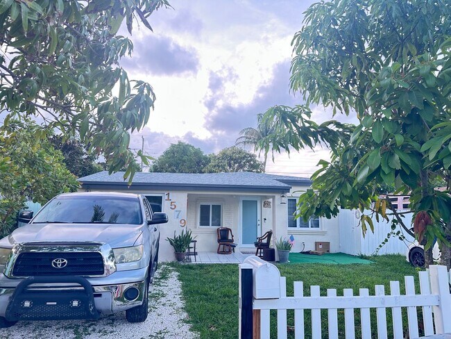 Building Photo - Studio in North Miami Beach Includes Utili...