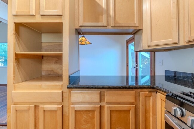 Building Photo - 1448 Sunshine Valley Rd