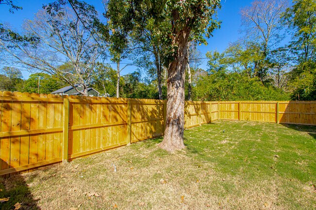 Building Photo - 306 S Schiller St