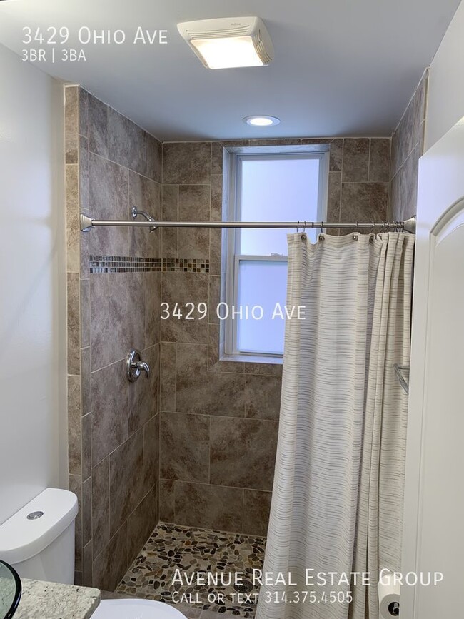 Building Photo - Beautifully Renovated Townhouse