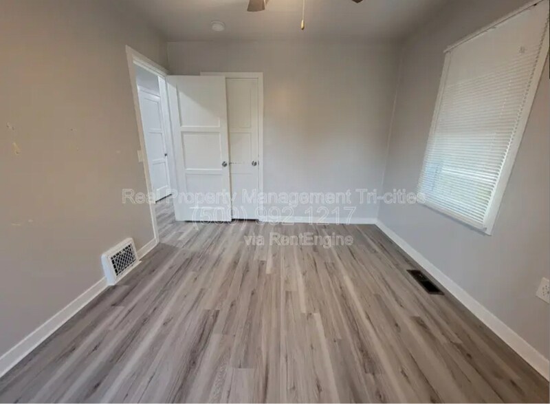 Building Photo - 402 Barth Ave