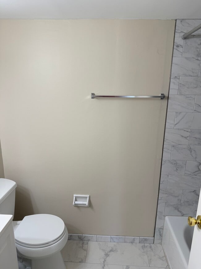 Building Photo - 565A Thrush Ct