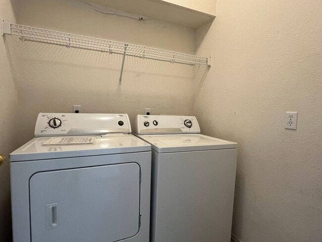Building Photo - Great 3/2.5 Townhouse in Great Location