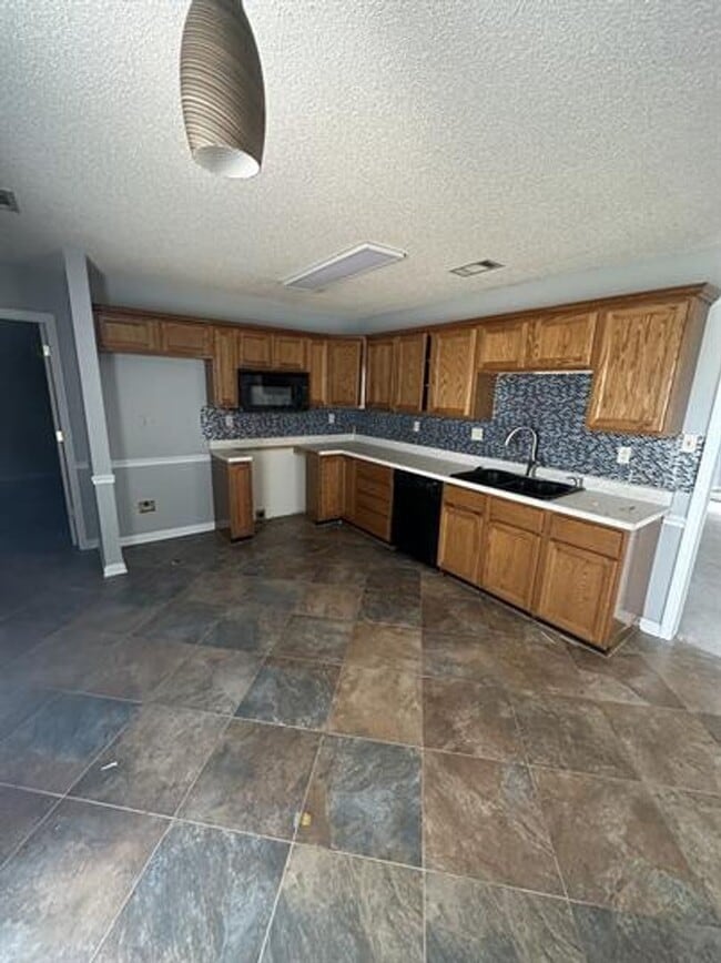 Building Photo - Charming 3-Bedroom Home in Cordova-Comfort...